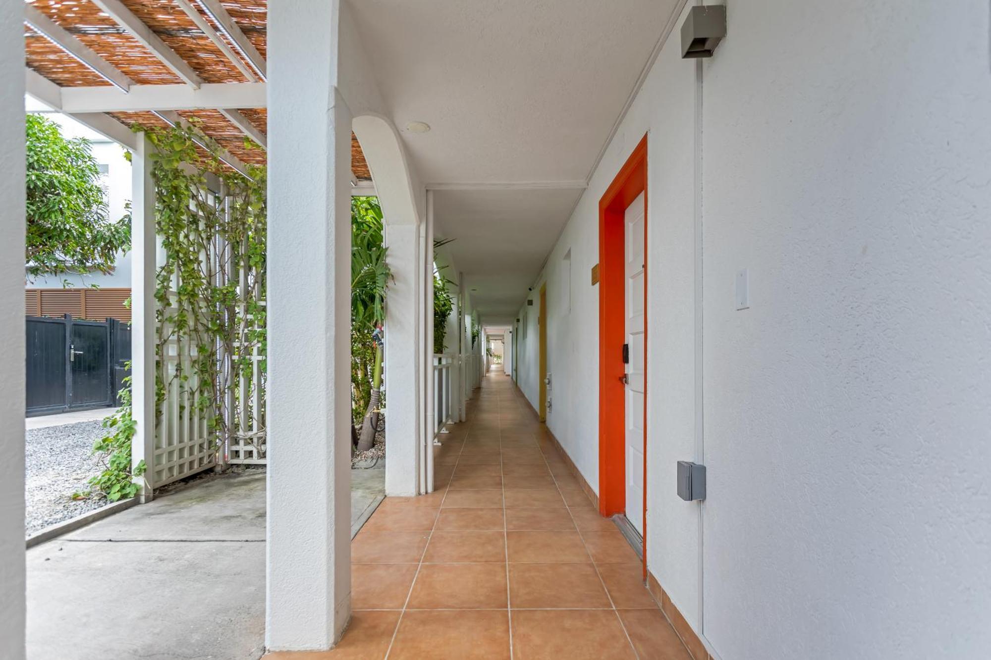 Maho Beach House - Petite Studio - Beach Access Bagian luar foto